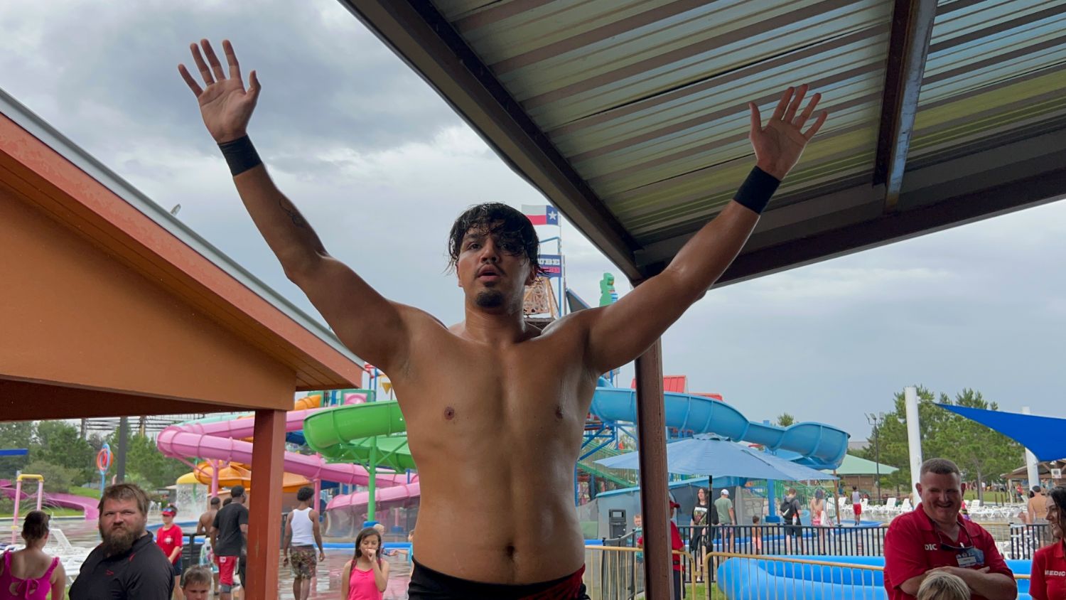 Luchador saludando al público